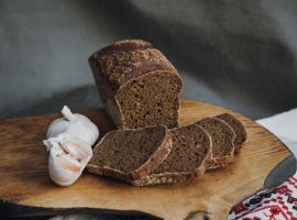 Ржаной хлеб на закваске с чесноком заказать в Москве
